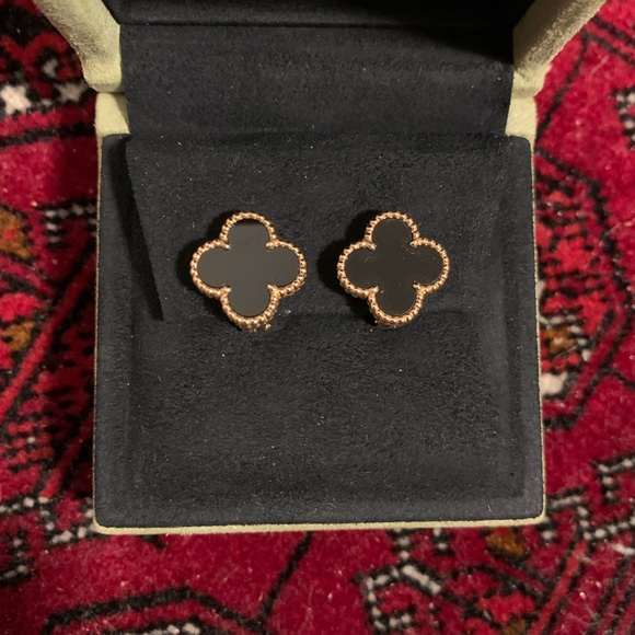 🟥SOLD🟥 Van Cleef and Arpels Onyx Vintage Alhambra Earrings - Picture 2 of 10